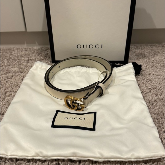 Gucci Ivory Leather Belt with Gold GG Buckle - Picture 2 of 4